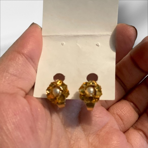 GOLD IN COLOR ROSE FLORAL WITH PEARL EOMENS CLIP ON EARRINGS - Picture 5 of 5